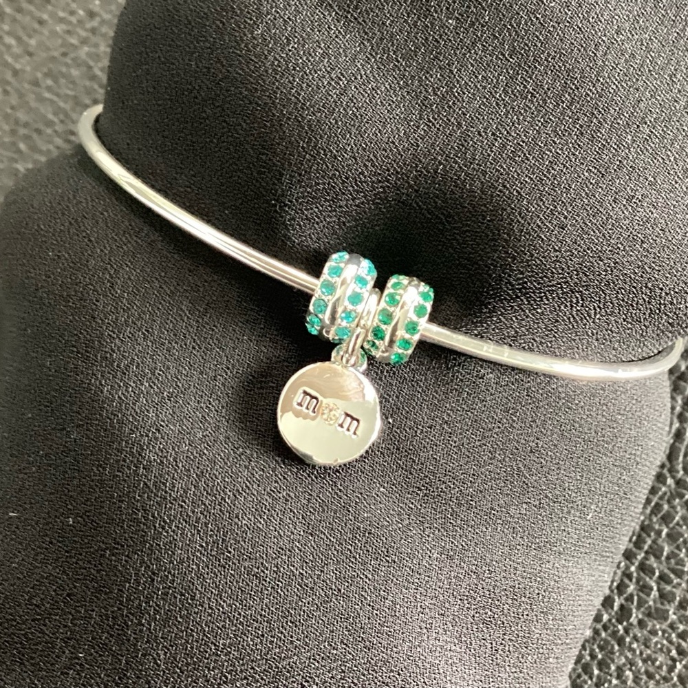 Silver bangle “mom” charm bracelet - Picture 3 of 5